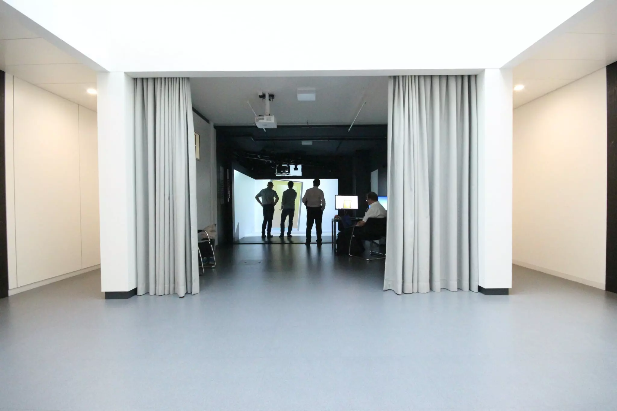 Schindler – 3-Seiten CAVE mit Aufprojektion