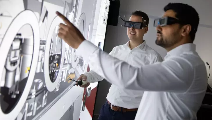 Virtuelle Begehung von Maschinen bei Bausch + Ströbel
